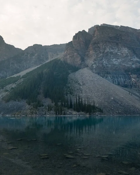 Hegyek Nyugodt Vize Megfelelő Lake Banff National Park Kanada — Stock Fotó