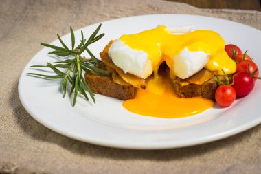 Benedict yumurta soslu