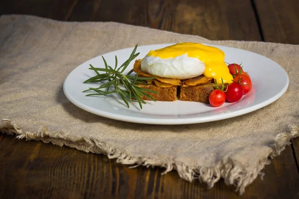 Benedict yumurta soslu