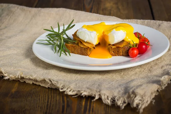 Benedict yumurta soslu