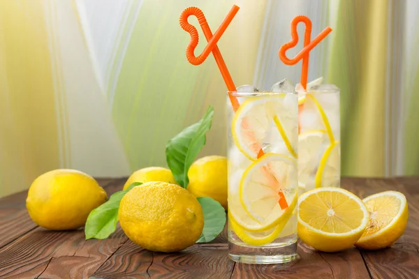 木製テーブル嘘レモンに氷でガラスのレモネード — ストック写真