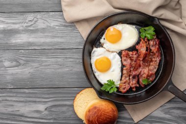 Tavada pastırmalı yumurta. Üst Manzara. Boşluğu kopyala.