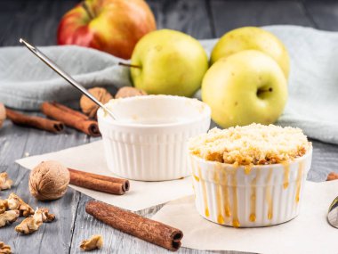 Cocotte 'daki küçük elmalı turtalar.