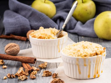 Cocotte 'daki küçük elmalı turtalar.