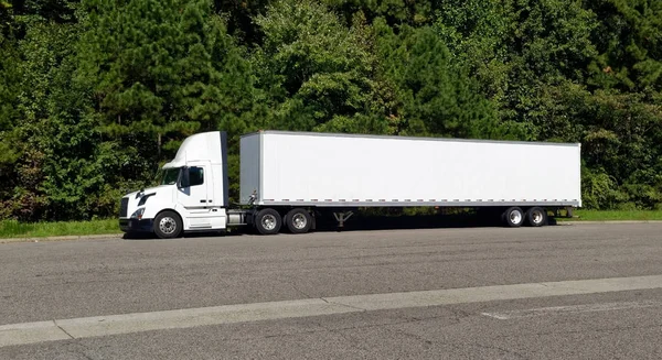 Estacionado blanco Semi —  Fotos de Stock