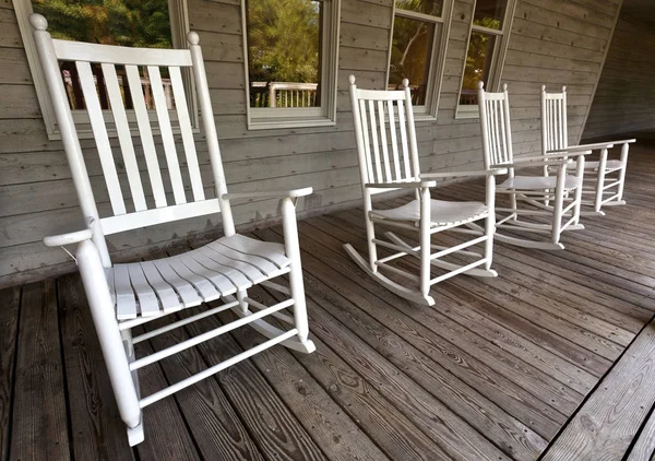 Schommelstoelen op veranda — Stockfoto