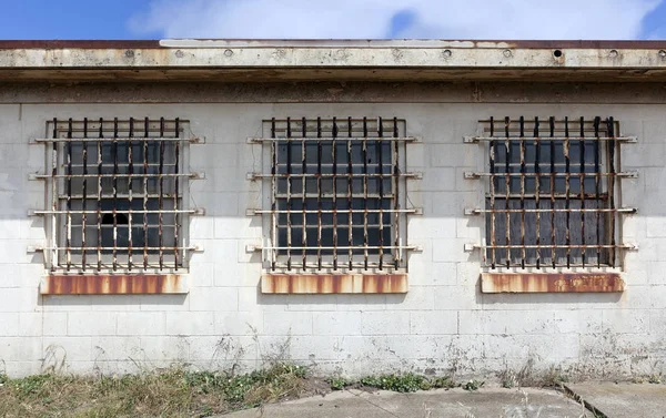Військові будівлі з заборонили Windows — стокове фото