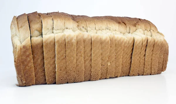 Laib geschnittenes Weißbrot — Stockfoto