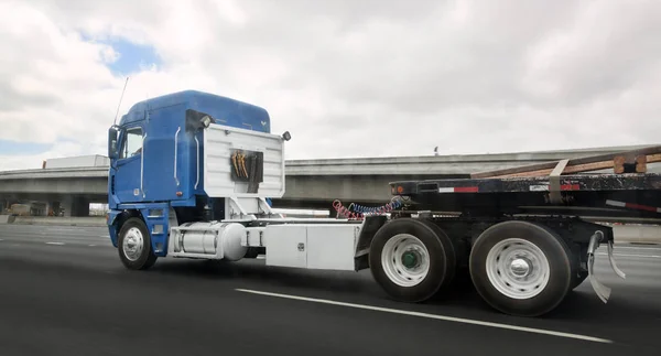 Trucking Industry Rear Side View Empty Flatbed Semi Highway — Stock Photo, Image