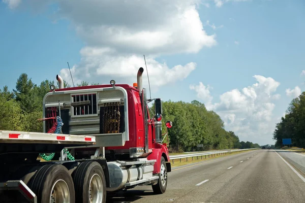 Vista Trasera Cabina Roja Semi Carretera Bajo Cielo Azul — Foto de Stock