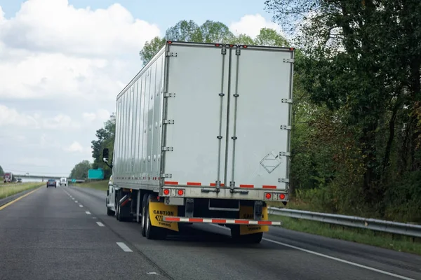 Industria Camiones Vista Trasera Semi Blanco Carretera Bajo Cielo Azul — Foto de Stock