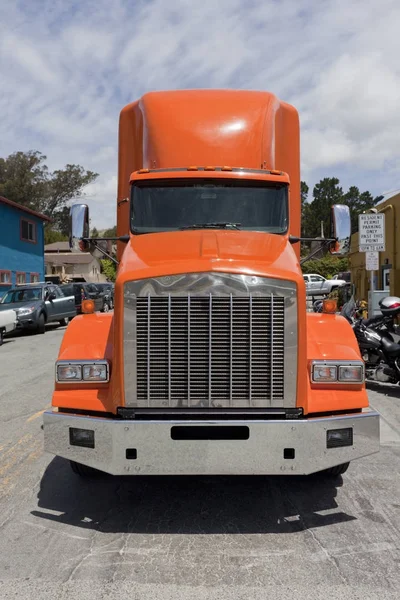 Indústria Caminhões Vista Frontal Cabine Laranja Semi — Fotografia de Stock