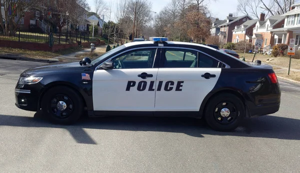 Widok Boczny Kordony Policji Samochód Ulicy Mieszkaniowej — Zdjęcie stockowe