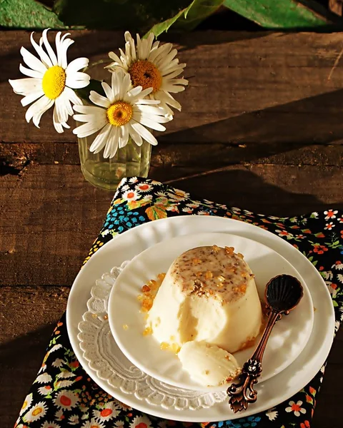 Kamille Panna Cotta met karamel suiker — Stockfoto