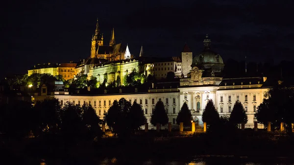 escena de invierno con viejo entrenador