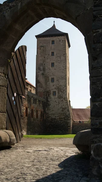 Ortaçağ kale kapısı