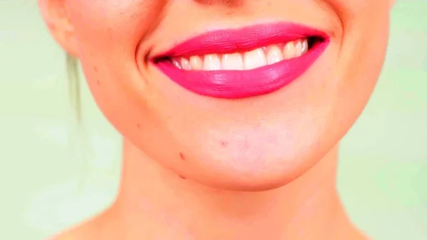 Sorriso Uma Jovem Com Batom Dentes Brancos — Fotografia de Stock