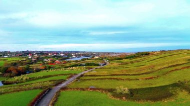 Kırsalda küçük bir yol, güzel bir tatil manzarası.