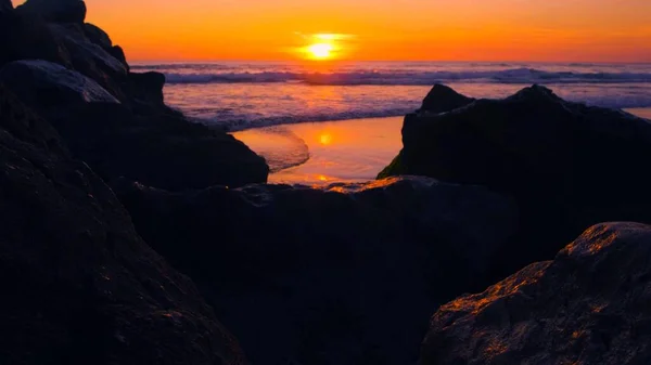 Ein Sonnenuntergang Strand Wogt Zwischen Den Felsen — Stockfoto