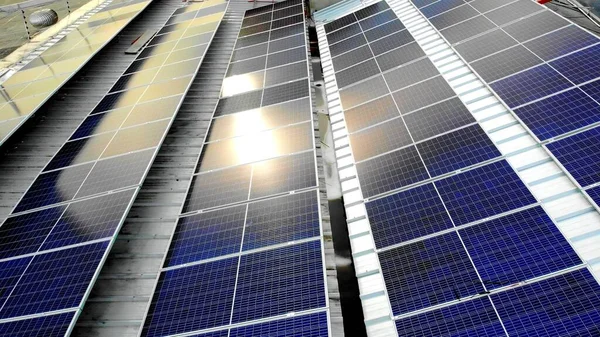 Die Sonne Auf Mehreren Sonnenkollektoren Zur Erzeugung Neuer Energie — Stockfoto
