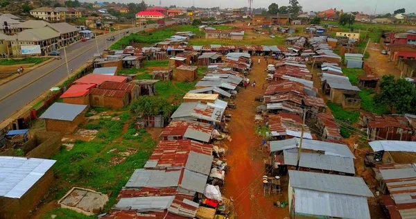 Αεροβική Άποψη Μιας Φτωχογειτονιάς Στην Αφρική Δίπλα Ένα Δρόμο — Φωτογραφία Αρχείου