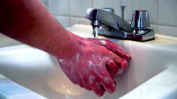 Focus Handen Van Een Man Die Aan Het Wassen — Stockfoto