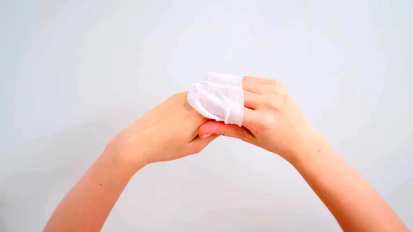 手を拭くことで消毒している女性の手の上のビュー — ストック写真