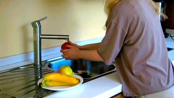 Eine Blonde Frau Wäscht Früchte Wasserhahn Einer Küche — Stockfoto