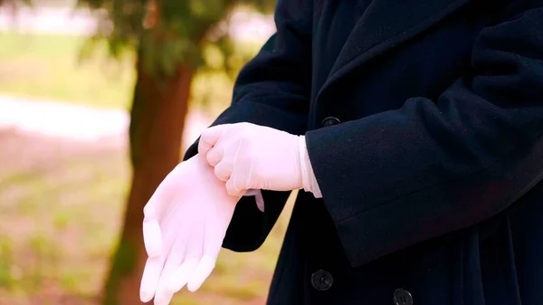 Enfoque Una Persona Que Está Poniendo Guantes Látex Blanco — Foto de Stock