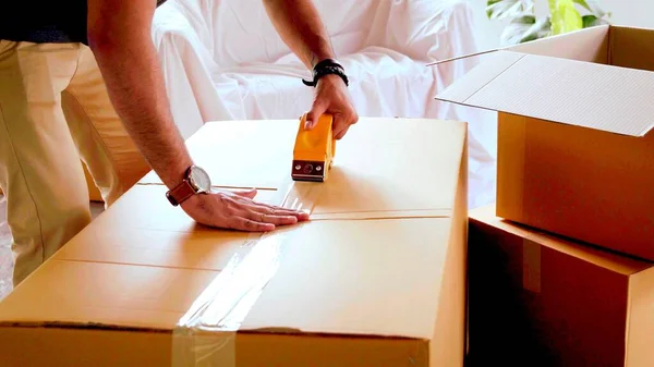 Braços Homem Que Está Fechando Uma Caixa Com Adesivo — Fotografia de Stock