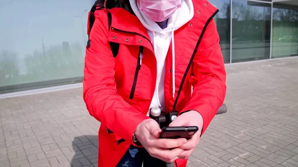 Hombre Una Bicicleta Con Una Máscara Médica Está Usando Teléfono — Foto de Stock