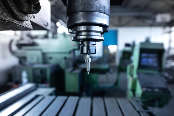 Taladradora de metal industrial en taller de metalurgia. Perforación metálica . — Foto de Stock