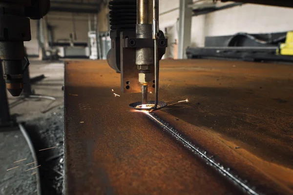 Plasma laser cnc industriële machine snijden ijzer en staal in metaalbewerking werkplaats. Geautomatiseerde metaalbewerkingsmachines. — Stockfoto