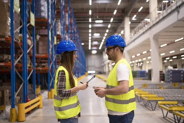 Warehouse workers at storage center — 图库照片