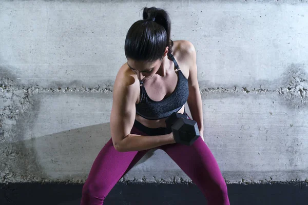 Tiro de una fuerte musculatura construir fitness mujer levantamiento de peso y entrenamiento en el gimnasio . — Foto de Stock