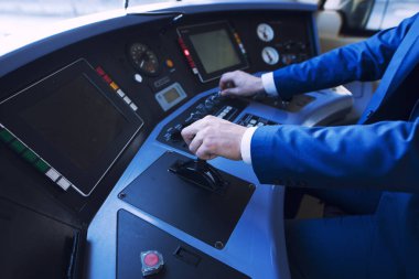 Tanımlanamayan profesyonel bir sürücünün tren kokpitinde çalışırken ve hızlı tren sürerken görüntüsü. Ulaşım hizmetleri ve mesleği.