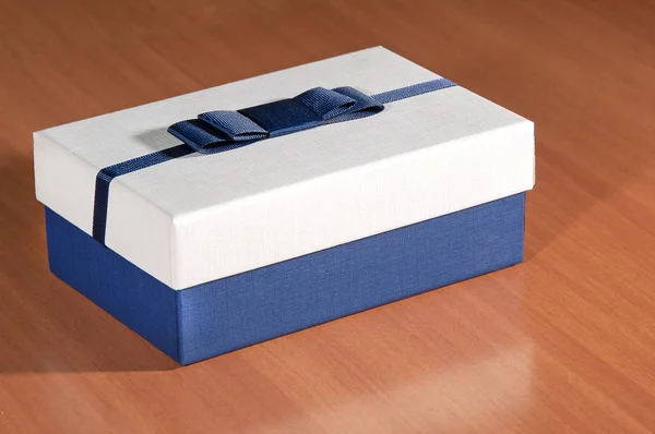 Синя коробка на столі — стокове фото