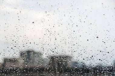 Yağmur, fotoğraf, sıradışı arka plan için pencere camına doku yağmur damlaları