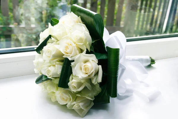 Ramo Boda Rosas Blancas Encuentra Alféizar Ventana —  Fotos de Stock