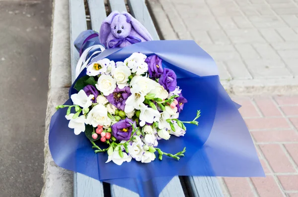 Hermoso Ramo Elegante Embalaje Azul Con Conejo Púrpura Banco Gris —  Fotos de Stock