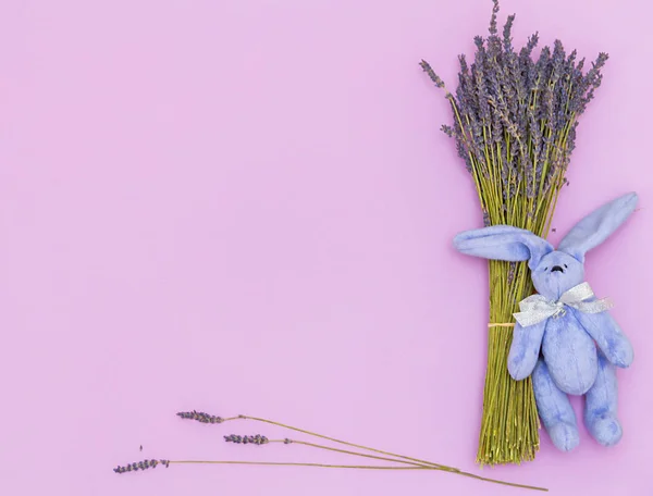 자주색 Backgroun에 보라색 토끼와 라벤더의 꽃다발 — 스톡 사진