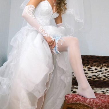 Gelin bacağına jartiyer takar.