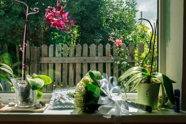 Een Bruiloft Boeket Witte Rozen Een Kussen Met Trouwringen Een — Stockfoto