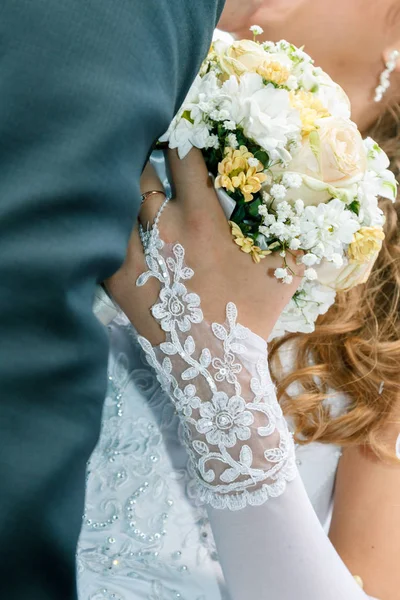 Рука Невесты Белой Перчатке Свадебным Букетом Маргаритки Тонкой Розовой Розой — стоковое фото