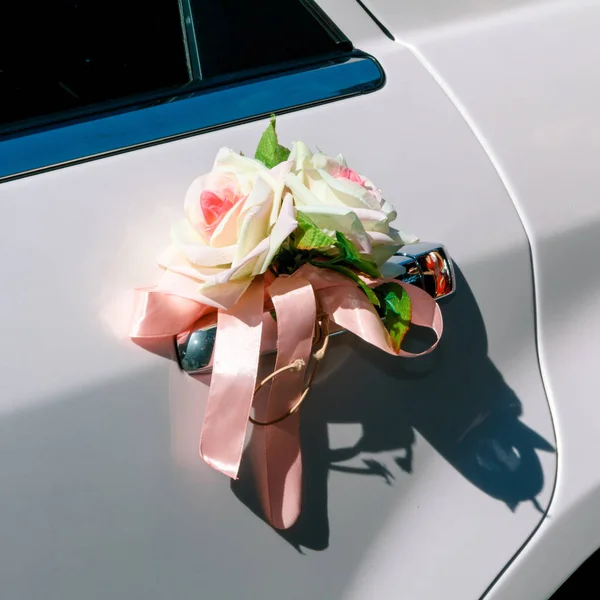 Декор Двох Троянд Білому Автомобілі — стокове фото