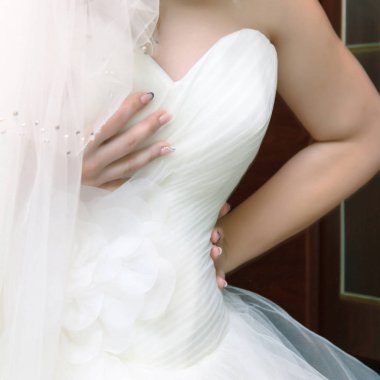 Gelin beyaz bir elbise üzerinde ilk kez çalışıyor