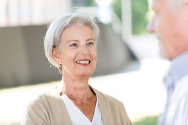 Dışarıda mutlu son sınıf çifti