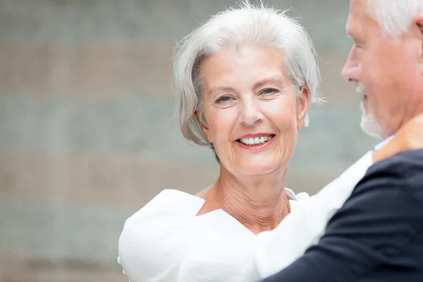 Feliz pareja de ancianos al aire libre — Foto de Stock