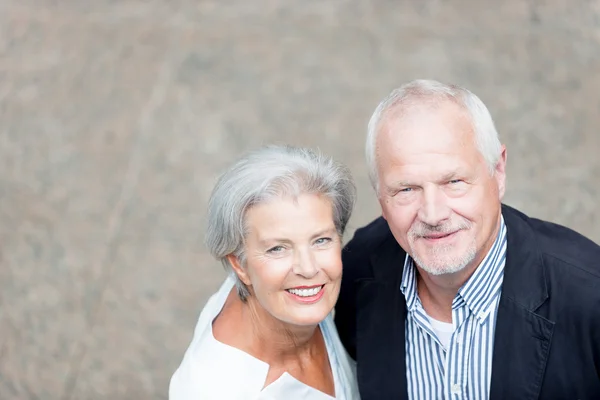 Gelukkig senior paar outdoor — Stockfoto