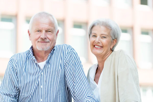 Gelukkig senior paar outdoor — Stockfoto